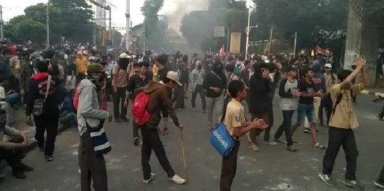 Polisi Pukul Mundur Massa di Belakang Gedung DPR, Beralih ke Slipi