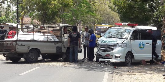 Ambulans Bawa Pasien Adu Moncong dengan Pikap, 5 Orang Terluka