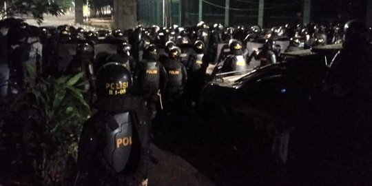 Ancam Tindak Tegas, Polisi Minta Pendemo di Belakang Gedung DPR Membubarkan Diri