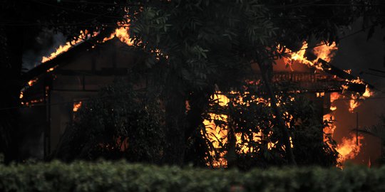 Pos Polisi Pejompongan Terbakar Saat Demo