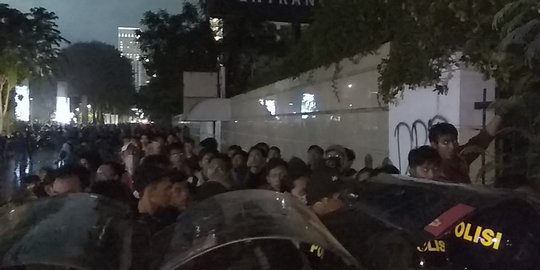 Dipukul Mundur Polisi, Massa Bergeser ke Arah Pasar Palmerah