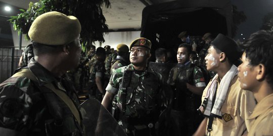 TNI Tenangkan Siswa yang Bentrok dengan Polisi