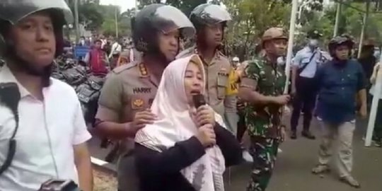 Emak-Emak Dibantu Polisi Cari Anak Ikut Demo di DPR: Ayo Ananda Faiz Pulang Nak