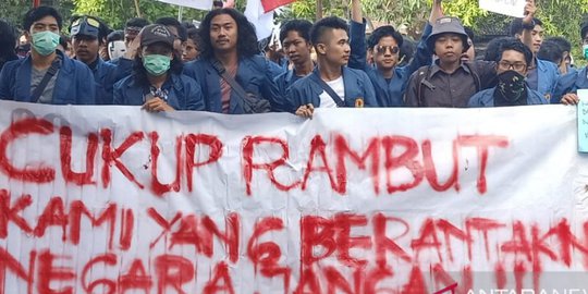 Tolak RKUHP, Ribuan Mahasiswa di Mataram Geruduk Gedung DPRD NTB