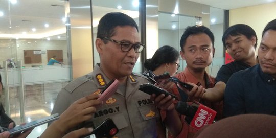 Polisi Amankan Ambulans Diduga Milik Pemprov DKI yang Angkut Batu