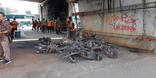 Bangkai Motor yang Dibakar Massa di Slipi Masih Tergeletak di Jalan