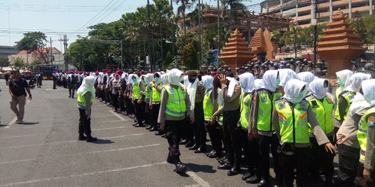 Polwan Berjilbab dan Polisi Beserban Dikerahkan Hadapi Demonstran di Surabaya