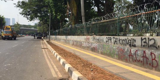 Menengok Lalu Lintas Sekitar DPR Usai Demo, Mobil Belum Bisa Melintas