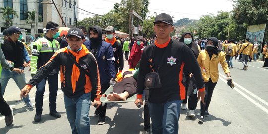 Demo di DPRD Kaltim, Sejumlah Mahasiswi Digotong Akibat Kelelahan