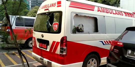 Penampakan Ambulans Diduga Angkut Batu di Mapolda Metro Jaya