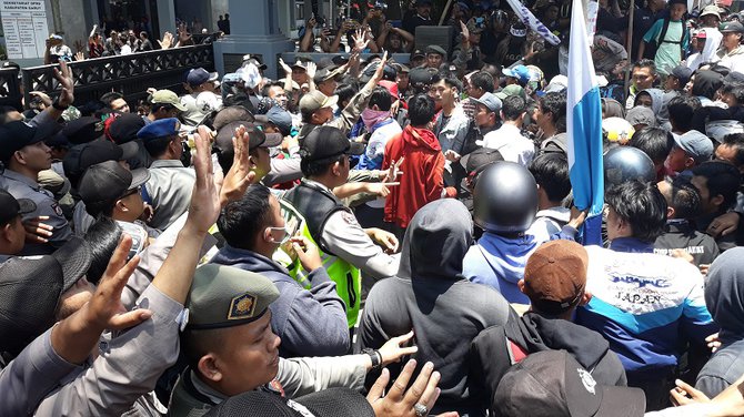 demo pelajar di gedung dprd garut