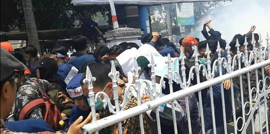 Demo Mahasiswa di Depan DPRD NTB Ricuh, Puluhan Pendemo Sesak Napas