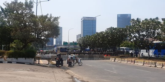 2 Hari Didatangi Pendemo, Jalan Utama Gedung Parlemen Kini Ditutup Beton