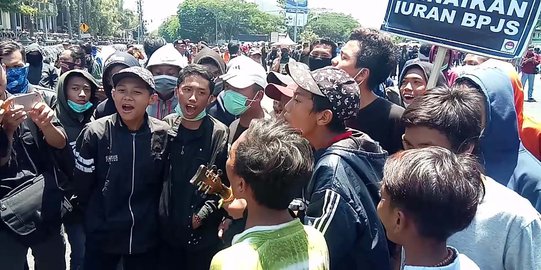 Pelajar SMP dan SMK Ikutan Aksi Demonstrasi Mahasiswa di Surabaya