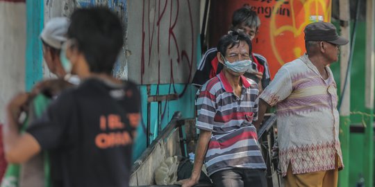 Sisa Gas Air Mata Pascabentrok Massa dan Aparat Ganggu Aktivitas Warga