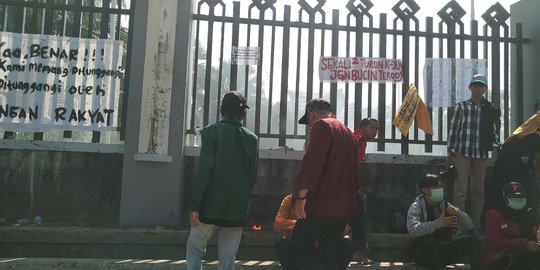 Kena Gas Air Mata, Pendemo Gedung DPRD Kaltim Pingsan dan Sesak Napas