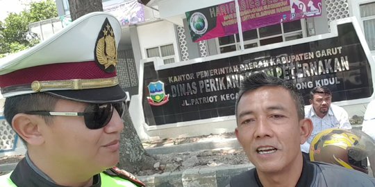 minta tolong polisi cari anaknya yang ikut demo rev2
