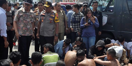 Saat Dibubarkan, Puluhan Siswa SMA di Palembang Serang Polisi