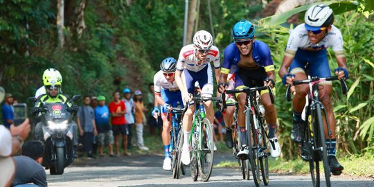 Pebalap Indonesia Juara Etape 2 Tour de Banyuwangi Ijen