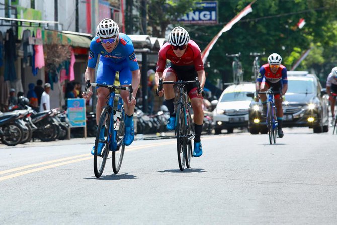 pebalap indonesia juara etape 2 tour de banyuwangi ijen