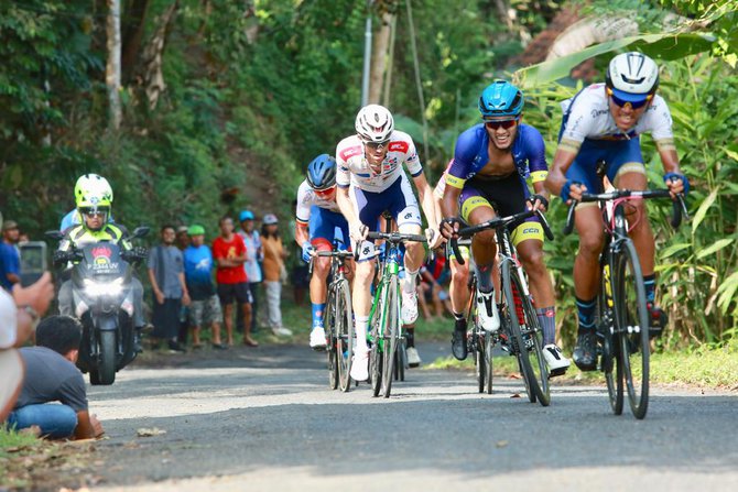 pebalap indonesia juara etape 2 tour de banyuwangi ijen