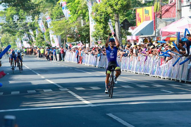 pebalap indonesia juara etape 2 tour de banyuwangi ijen