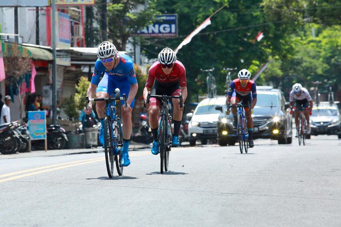 pebalap indonesia juara etape 2 tour de banyuwangi ijen