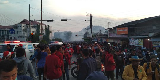 Memasuki Malam Hari, Ribuan Mahasiswa Bertahan di Sekitar DPRD Kaltim