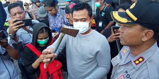 Demo Mahasiswa di Surabaya Ricuh, Massa Lempari Polisi dengan Batu Hingga Kapak