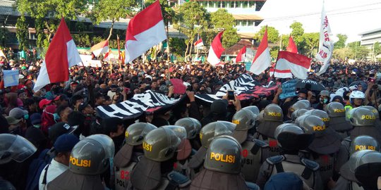 Dua Pendemo di Surabaya Diamankan Polisi, Massa Teriakan 'Bebaskan Teman Kami'