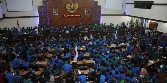Duduki DPRA Aceh, Mahasiswa Desak Anggota Dewan Isi Petisi Penolakan Sejumlah RUU