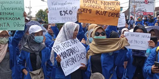 Deretan Poster 'Unik' Warnai Demo Mahasiswa di Jember Tolak RUU KUHP