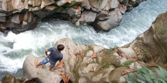 Mobil Avanza Terperosok ke Sungai Lae Kombih, 1 Orang Hilang