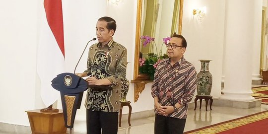 Senyum Mensesneg Saat Disinggung Kemungkinan Jokowi Terbitkan Perppu Malam ini