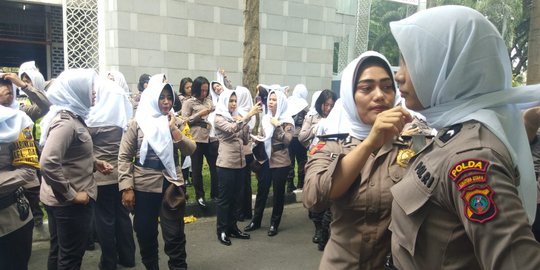 Polwan Berjilbab Putih Disiagakan Amankan Demo di Gedung DPRD Sumut