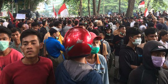 Ratusan Pelajar Geruduk DPRD Sumut, 2 Bom Molotov Disita