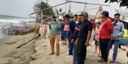 Abrasi Pantai Rusak 15 Rumah di Pesisir Selatan