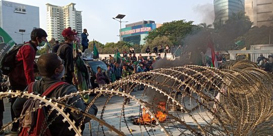 Bakar Ban, Massa HMI Minta Polisi Buka Barikade Depan Gedung DPR