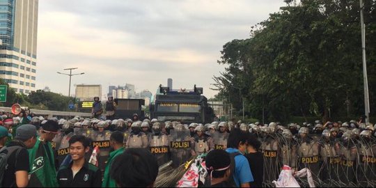 Sejumlah Mahasiswa Kembali Gelar Demo di Depan Gedung DPR