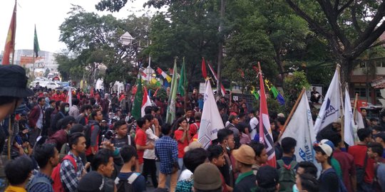 Ratusan Mahasiswa se-Banten Tutup Jalan Tolak Sejumlah RUU Kontroversial