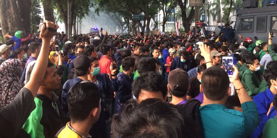 Demo Mahasiswa & Pelajar Medan Tuntut Massa yang Ditangkap Dibebaskan Ricuh