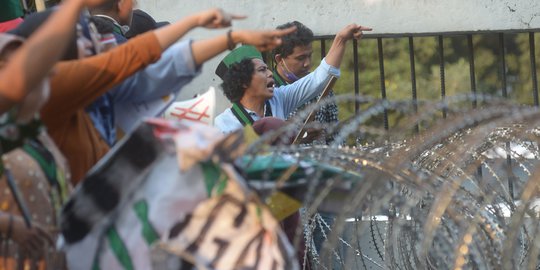 Demo di DPR, Mahasiswa HMI Tuntut Pelaku Penembakan Mahasiswa Kendari Diadili