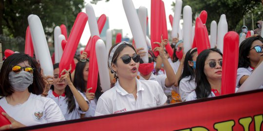 Aksi Gadis-gadis Cantik di Konser Rakyat Depan Gedung DPR/MPR