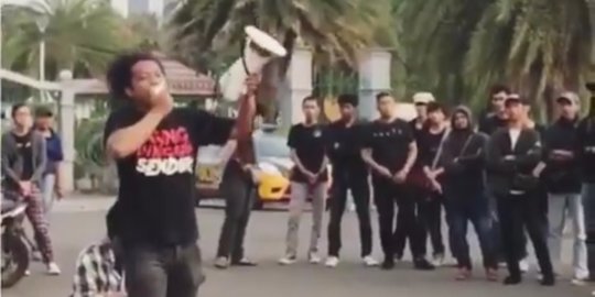 Lihat Aksi Arie Kriting Orasi di Depan Istana, Bicara Tentang Papua