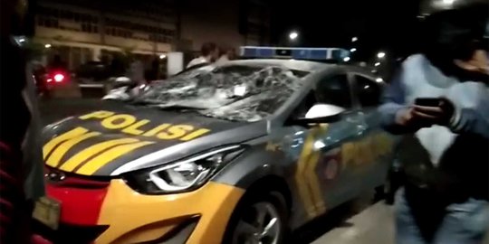 Demo Depan Kampus UNM Makassar Masih Berlangsung, Massa Rusak Mobil Polres Gowa