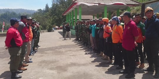 329 Petugas Gabungan Dikerahkan Padamkan Api di Gunung Semeru