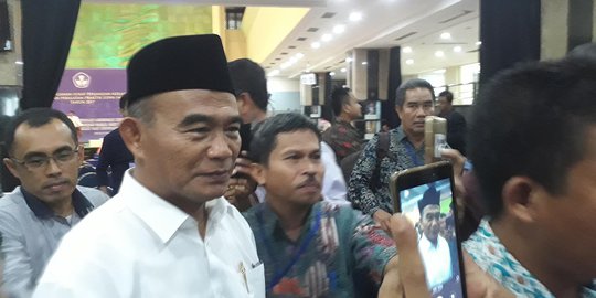 Mendikbud Keluarkan Edaran Minta Kepala Daerah Cegah Pelajar Ikut Demo