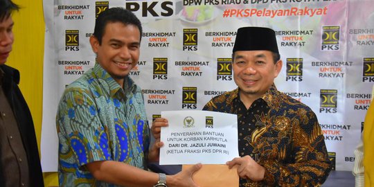 Ketua Fraksi PKS Serahkan Gaji Sebagai Anggota DPR untuk Korban Kabut Asap Riau