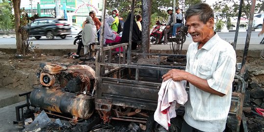 Cerita Nahas Kakek Muallimin, Lapak Tambal Ban Terbakar saat Demo Ricuh di Makassar