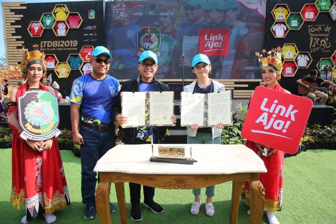 bupati banyuwangi abdullah azwar anas dan direktur operasi linkaja haryati lawidjaya teken mou